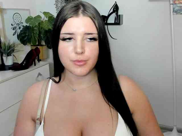 Miabrunette22 webcam