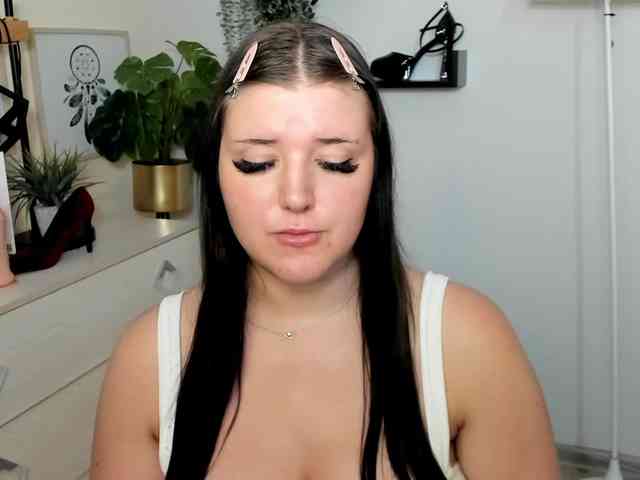 Miabrunette22 webcam