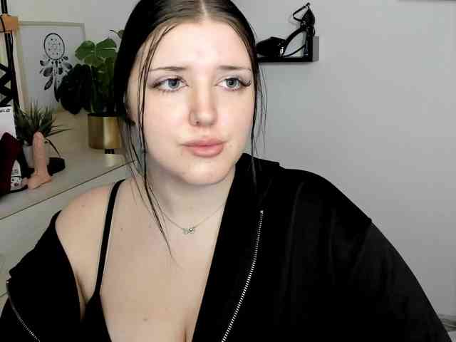 Miabrunette22 webcam