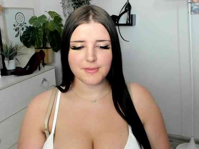Miabrunette22 webcam