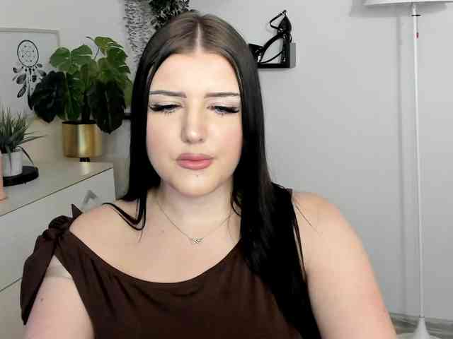 Miabrunette22 webcam