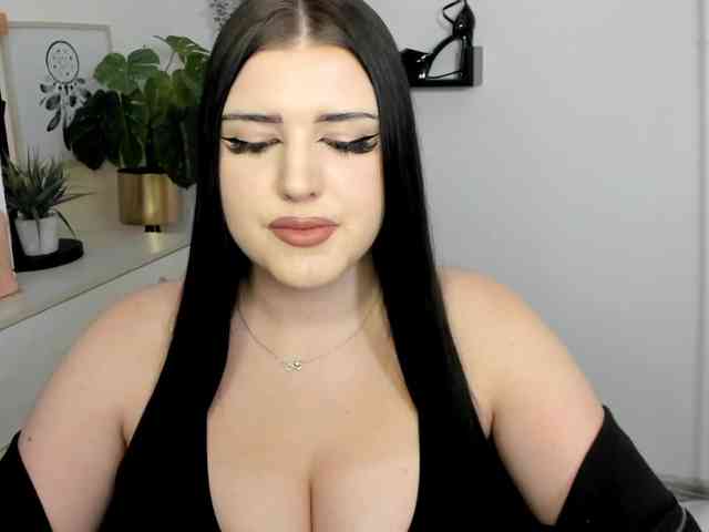 Miabrunette22 webcam