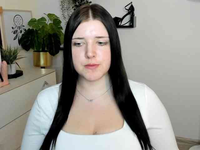 Miabrunette22 webcam
