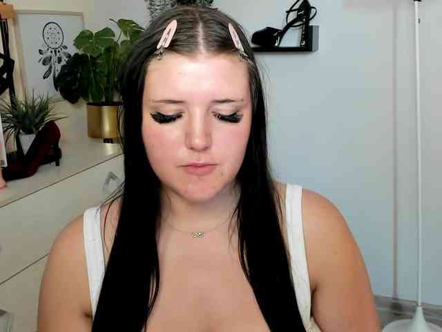 Miabrunette22 webcam