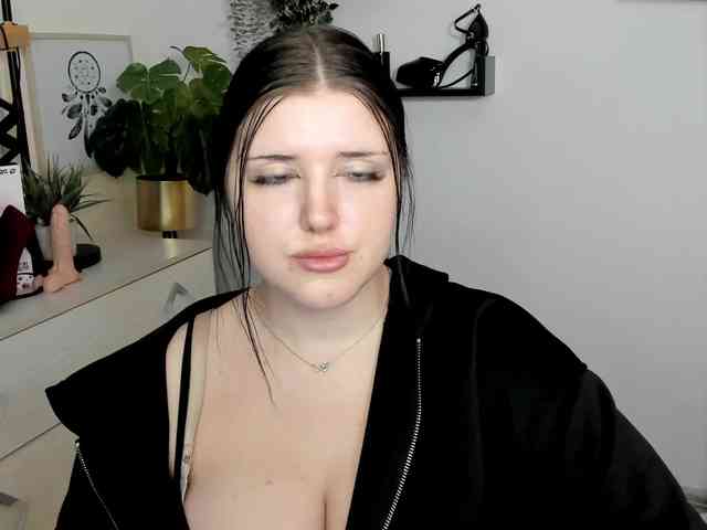 Miabrunette22 webcam