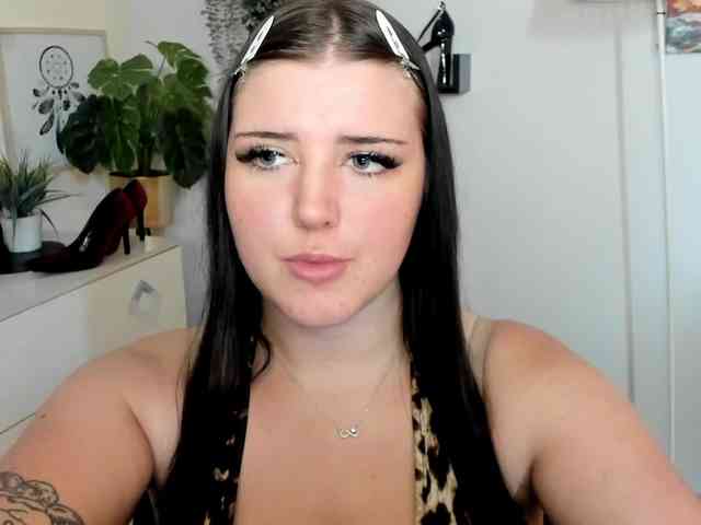 Miabrunette22 webcam