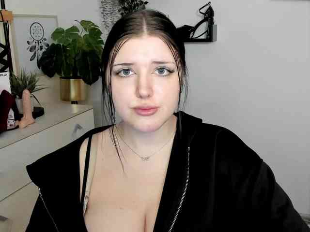 Miabrunette22 webcam