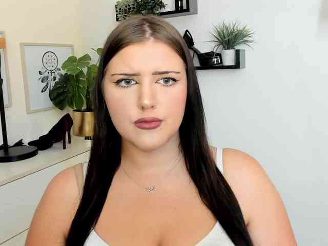 Miabrunette22 webcam