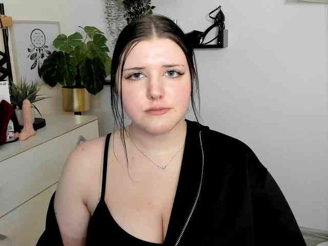 Miabrunette22 webcam