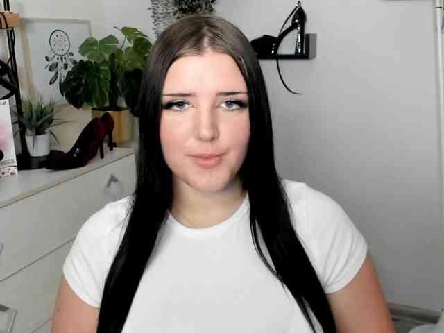 Miabrunette22 webcam