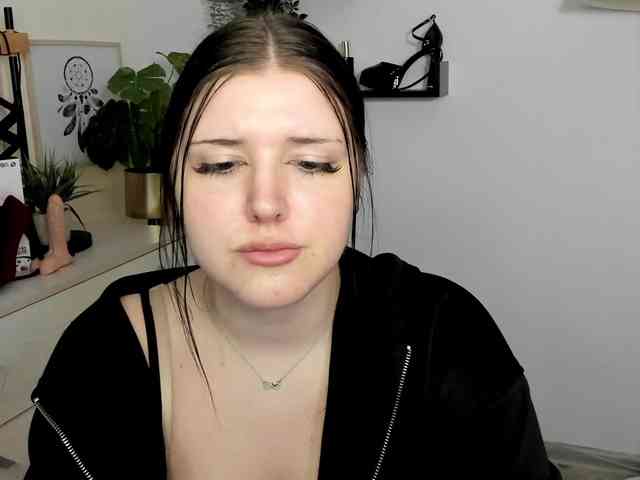 Miabrunette22 webcam