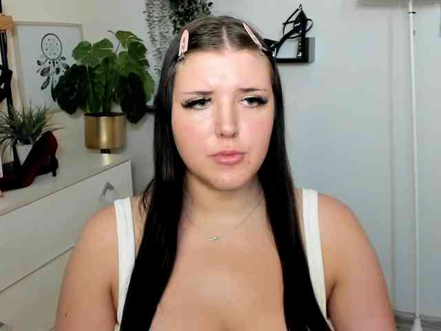 Miabrunette22 webcam