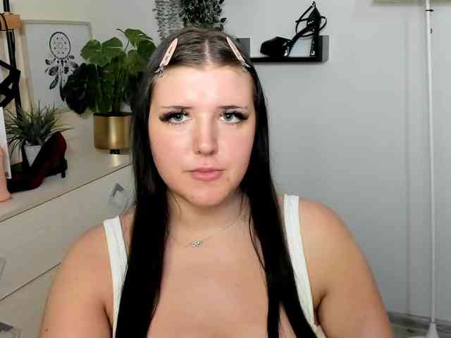 Miabrunette22 webcam