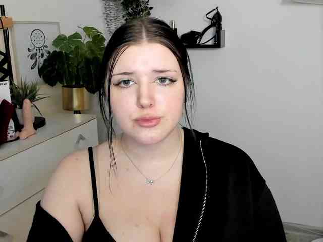 Miabrunette22 webcam