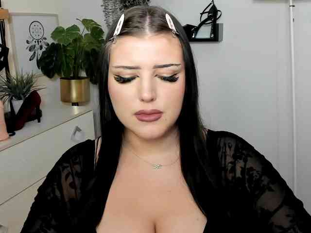 Miabrunette22 webcam