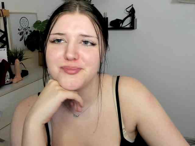 Miabrunette22 webcam
