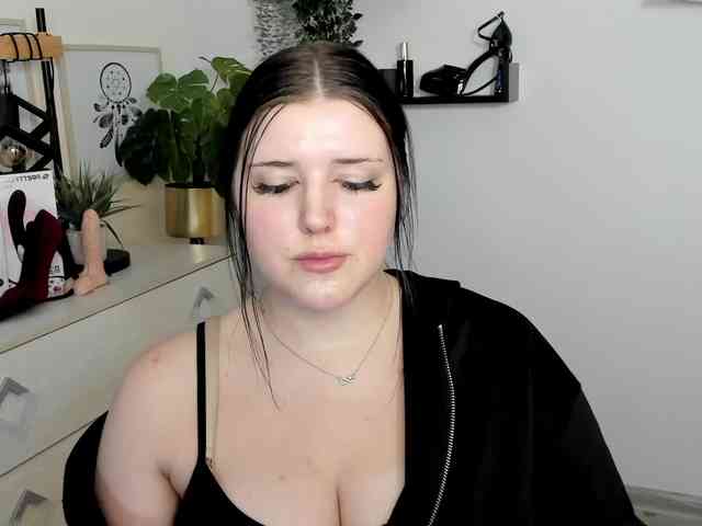 Miabrunette22 webcam