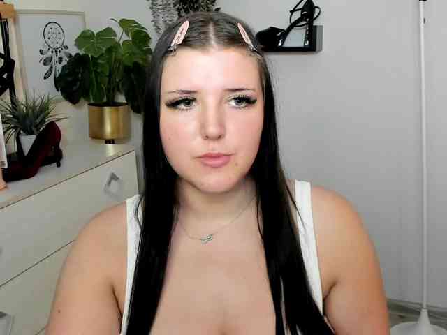 Miabrunette22 webcam
