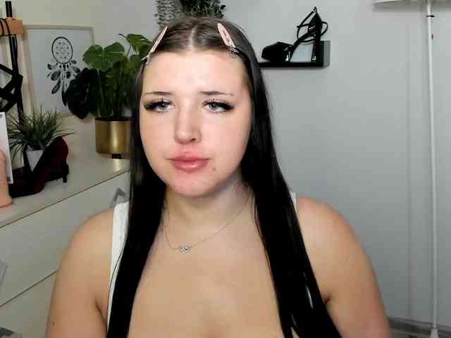 Miabrunette22 webcam