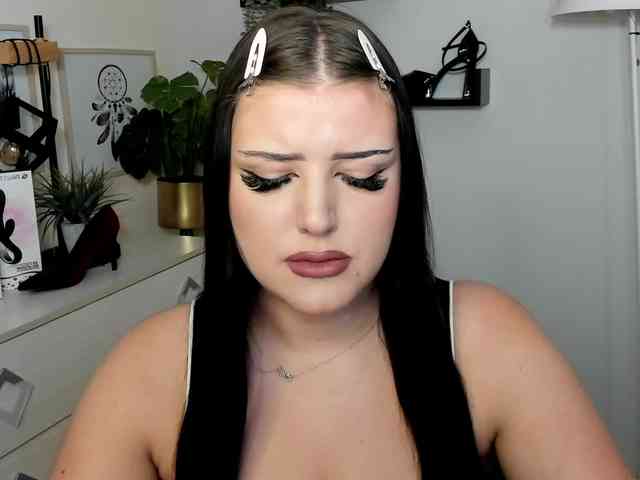 Miabrunette22 webcam