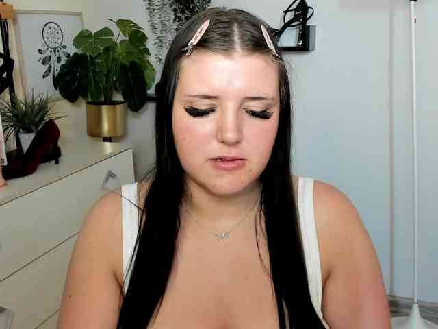 Miabrunette22 webcam