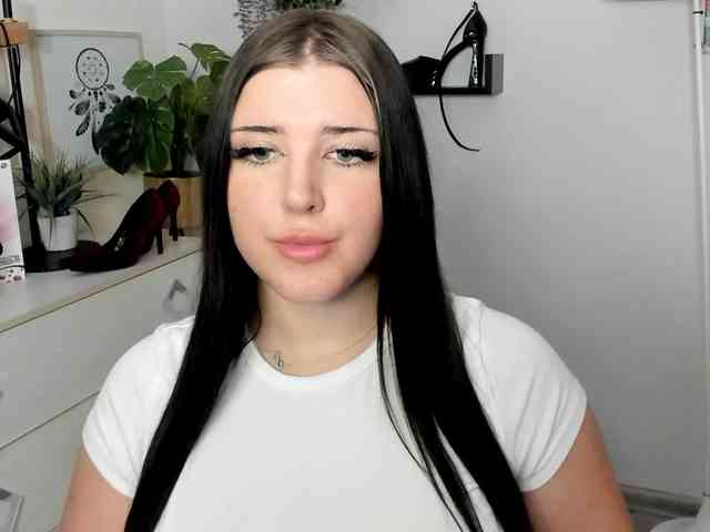 Miabrunette22 webcam