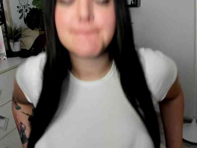 Miabrunette22 webcam