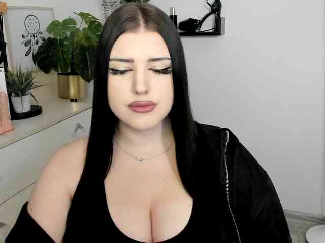 Miabrunette22 webcam