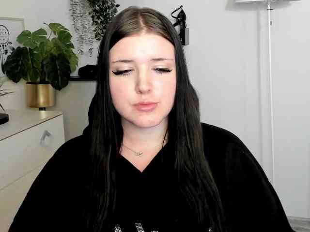 Miabrunette22 webcam