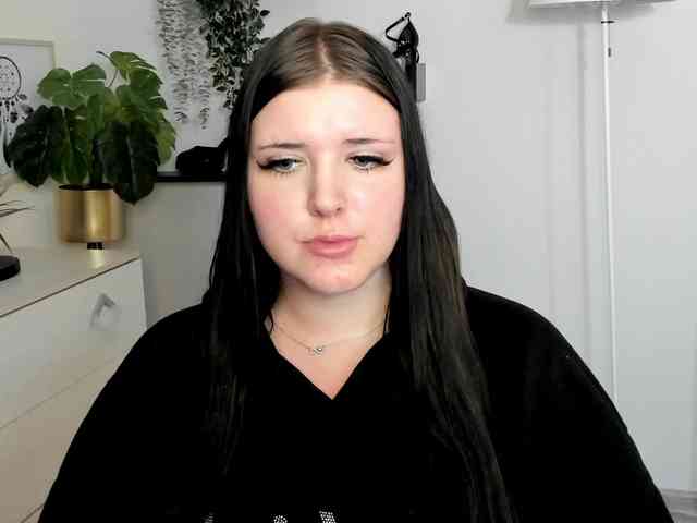 Miabrunette22 webcam