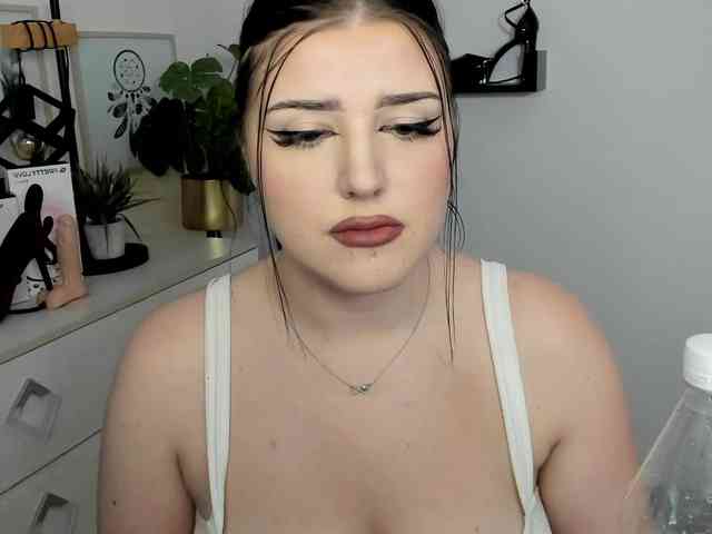 Miabrunette22 webcam