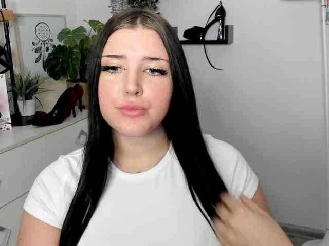 Miabrunette22 webcam