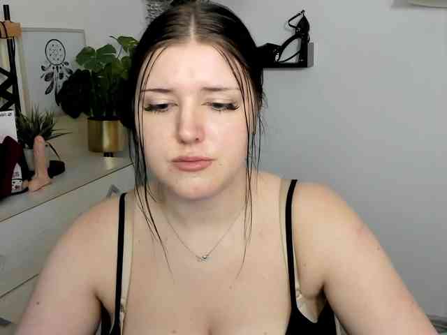 Miabrunette22 webcam