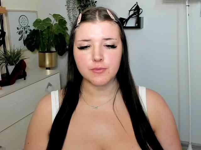 Miabrunette22 webcam