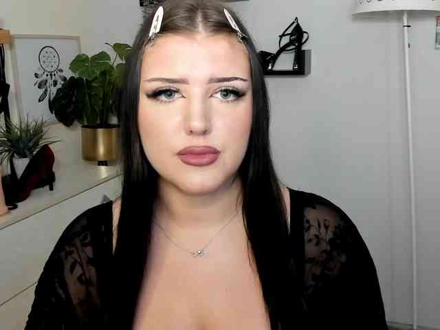 Miabrunette22 webcam