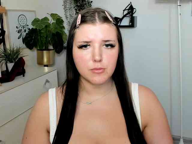 Miabrunette22 webcam
