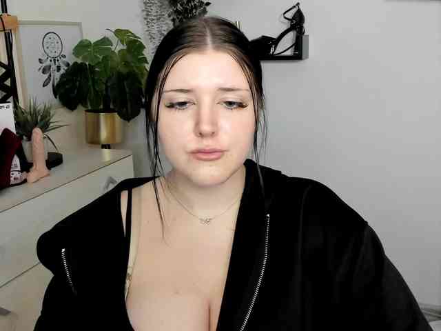 Miabrunette22 webcam