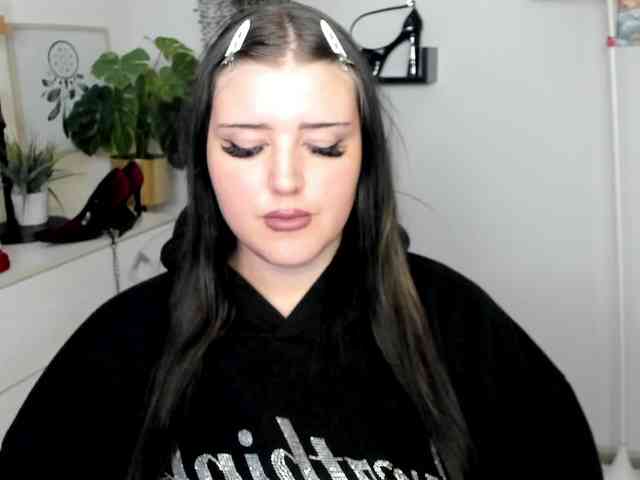 Miabrunette22 webcam
