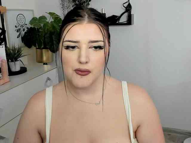 Miabrunette22 webcam