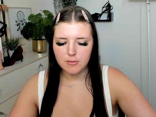 Miabrunette22 webcam