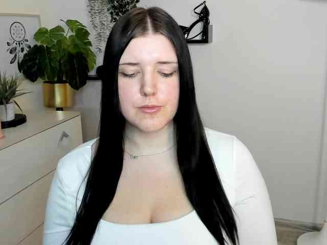 Miabrunette22 webcam