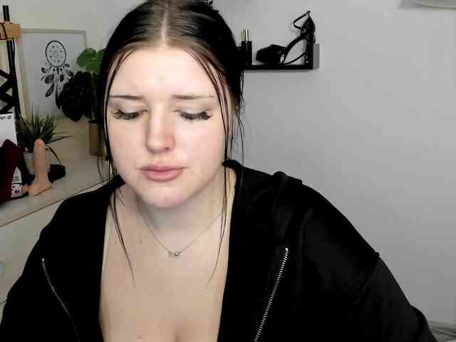 Miabrunette22 webcam