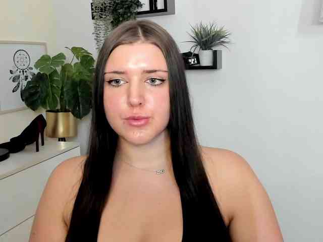 Miabrunette22 webcam