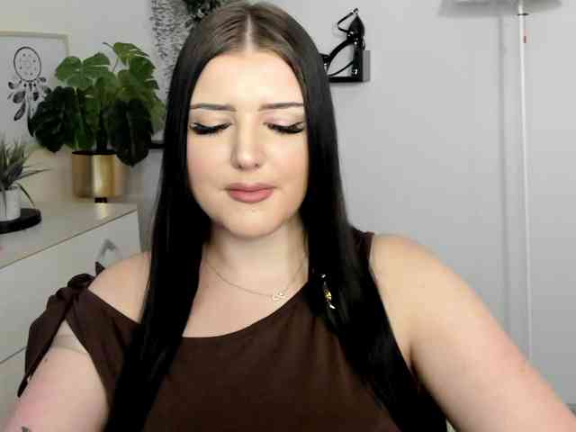 Miabrunette22 webcam