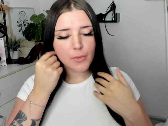 Miabrunette22 webcam