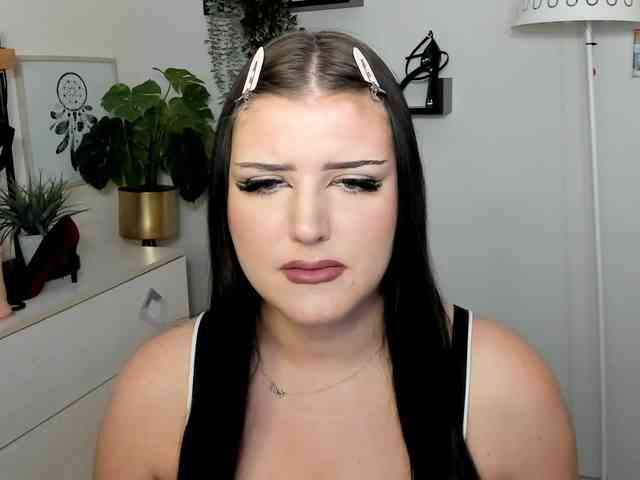Miabrunette22 webcam