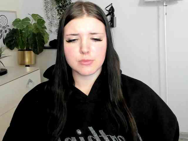Miabrunette22 webcam