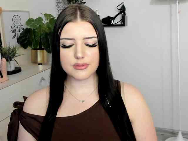 Miabrunette22 webcam