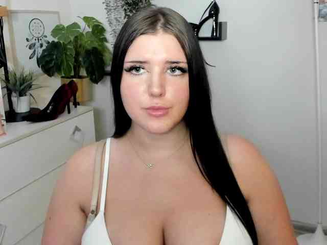 Miabrunette22 webcam