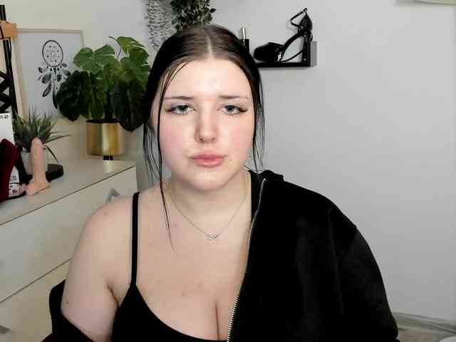 Miabrunette22 webcam
